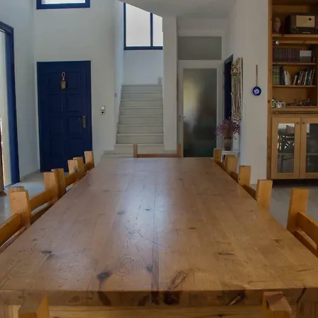 Akrotiri Villa Engaraí