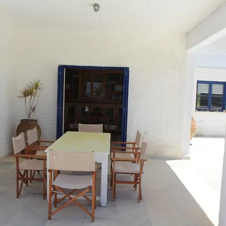 Akrotiri Villa *