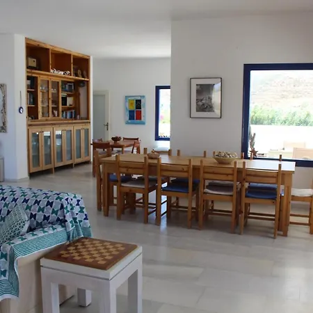 Villa Akrotiri Engaraí