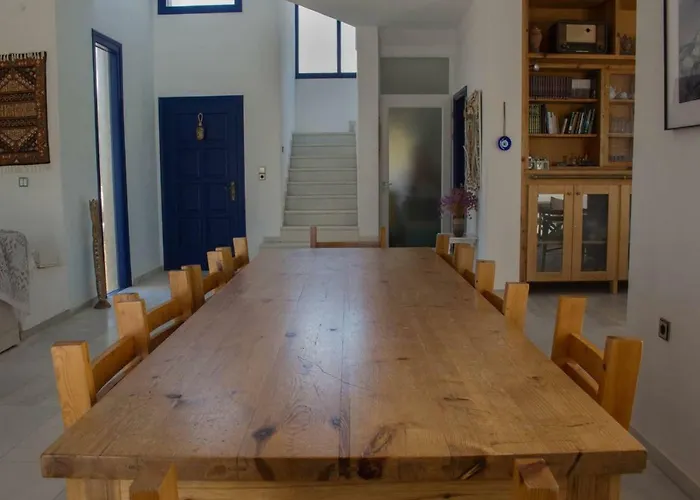 Akrotiri Villa Engaraí